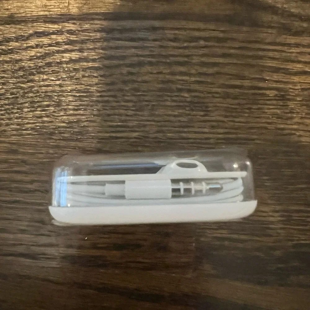 Apple White Earbud Headphones With Wire Plug